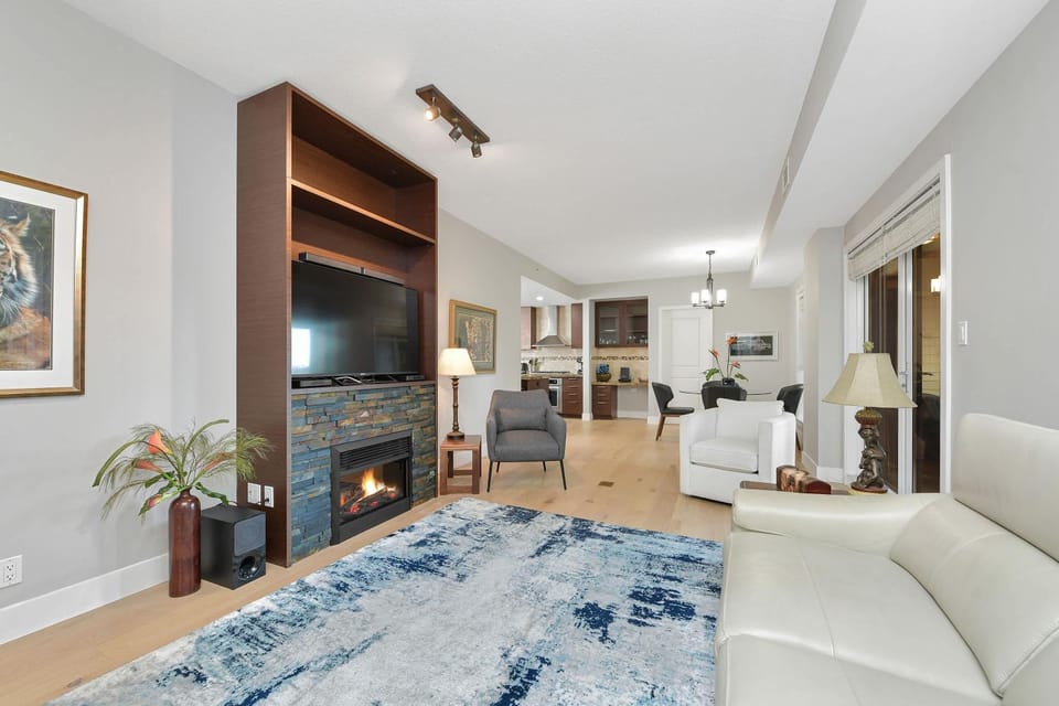 Finlayson Reach Luxury Bear Mountain Condo Views Patio & Amenities House in Langford