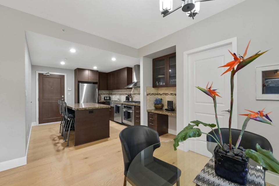 Finlayson Reach Luxury Bear Mountain Condo Views Patio & Amenities House in Langford