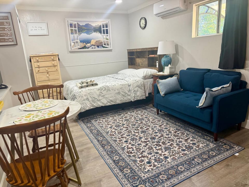 Bed, Living room, Seating area, Dining area, Bedroom, air conditioner