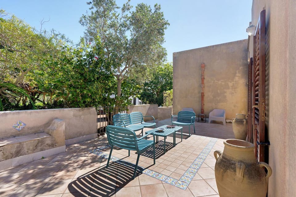 Property building, Balcony/Terrace, Living room