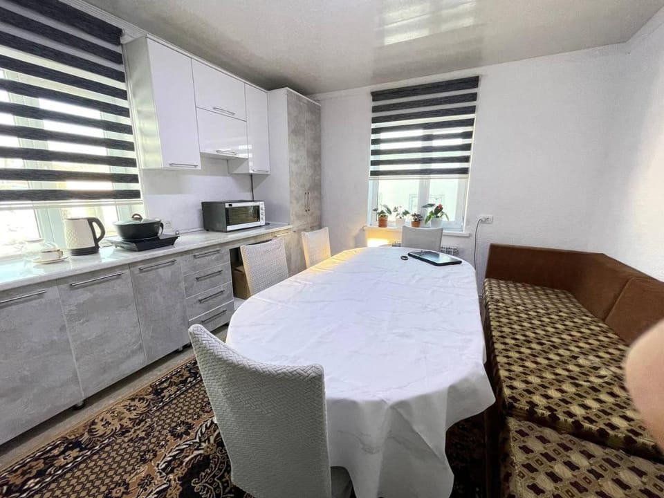 Kitchen or kitchenette, Dining area, oven, stove
