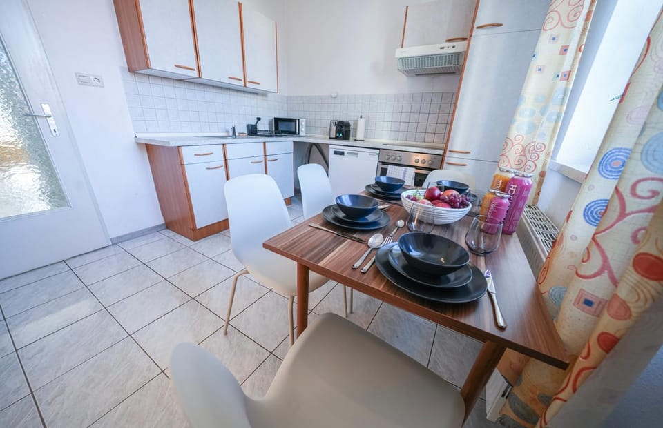 Kitchen or kitchenette, Food and drinks, Dining area, Food, dishwasher, toaster