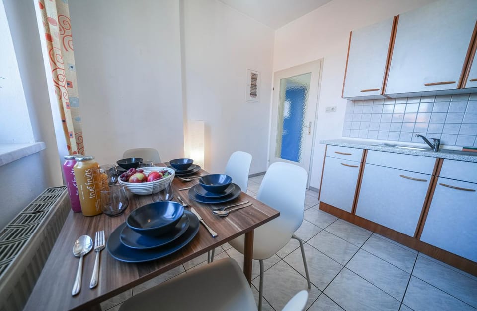 Kitchen or kitchenette, Food and drinks, Dining area, Food