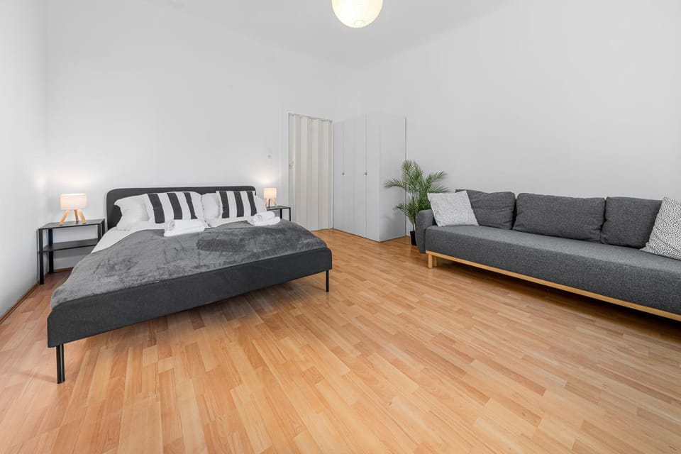Bed, Living room, Photo of the whole room, Seating area, Bedroom