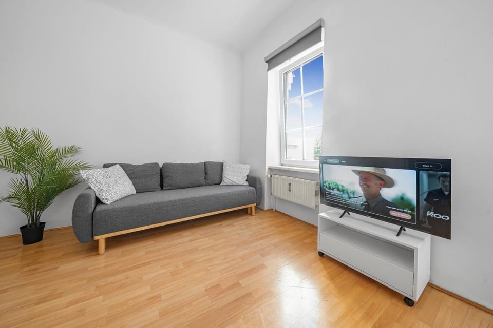 Communal lounge/ TV room, TV and multimedia, Living room, Seating area, Evening entertainment