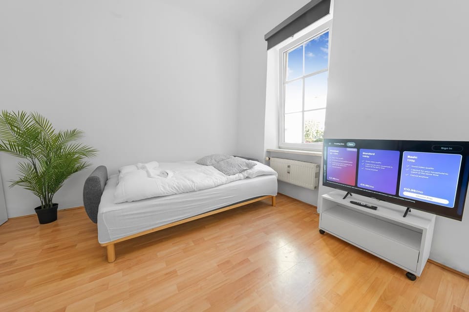 Communal lounge/ TV room, Bed, TV and multimedia, Photo of the whole room, Evening entertainment, Bedroom