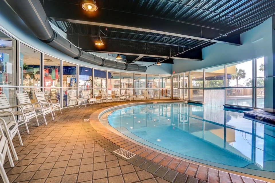 Day, Seating area, Swimming pool