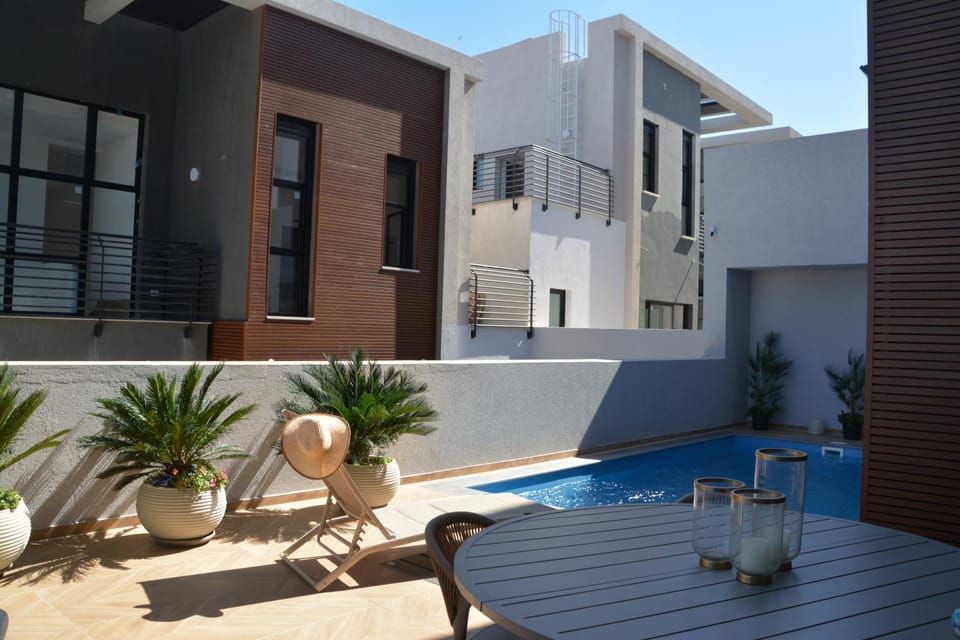 Pool view, Swimming pool, sunbed