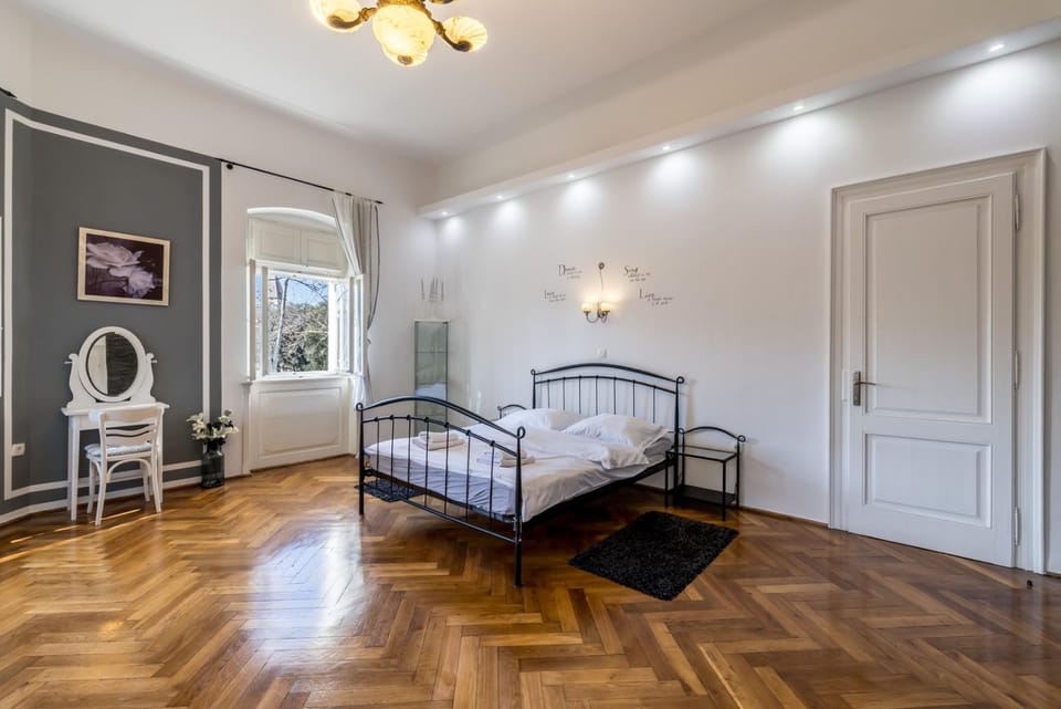 Bed, Bedroom, City view, Garden view, Landmark view