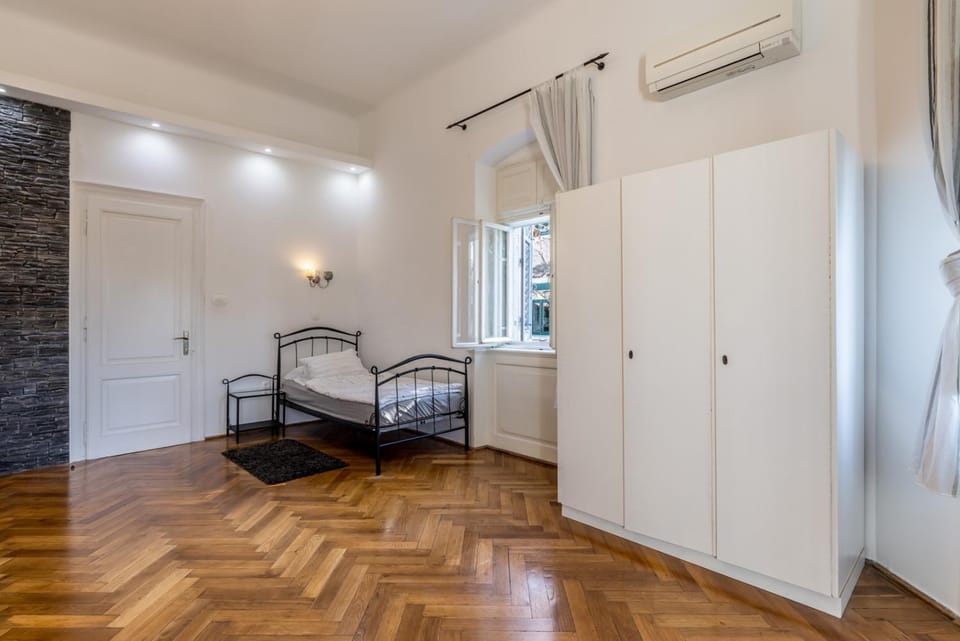Bed, Bedroom, City view, Garden view, Landmark view