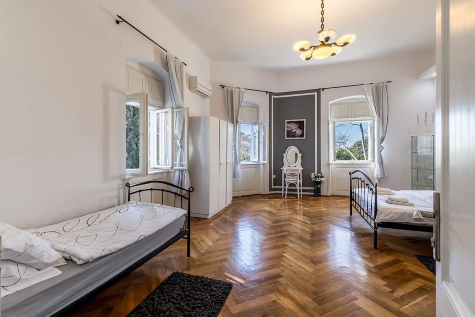 Bed, Bedroom, City view, Garden view, Landmark view