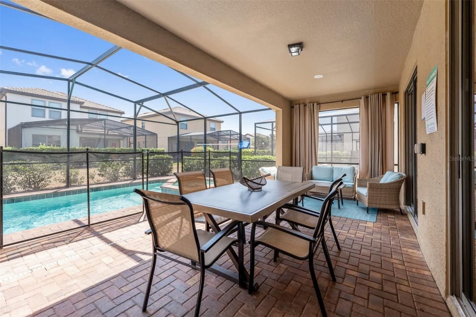 Mins away from Theme Parks Resort Access Pool House in Polk County