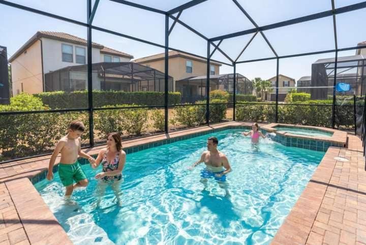 Mins away from Theme Parks Resort Access Pool House in Polk County