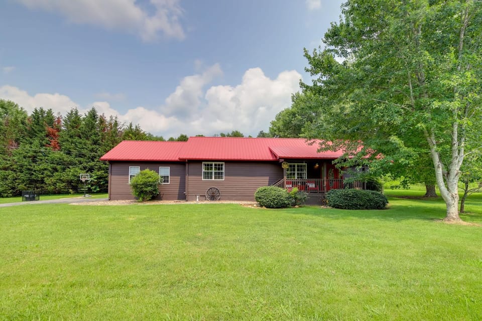 Expansive Smoky Mtn Retreat w/ Main & Guest Cabins Cabin in Sevier County