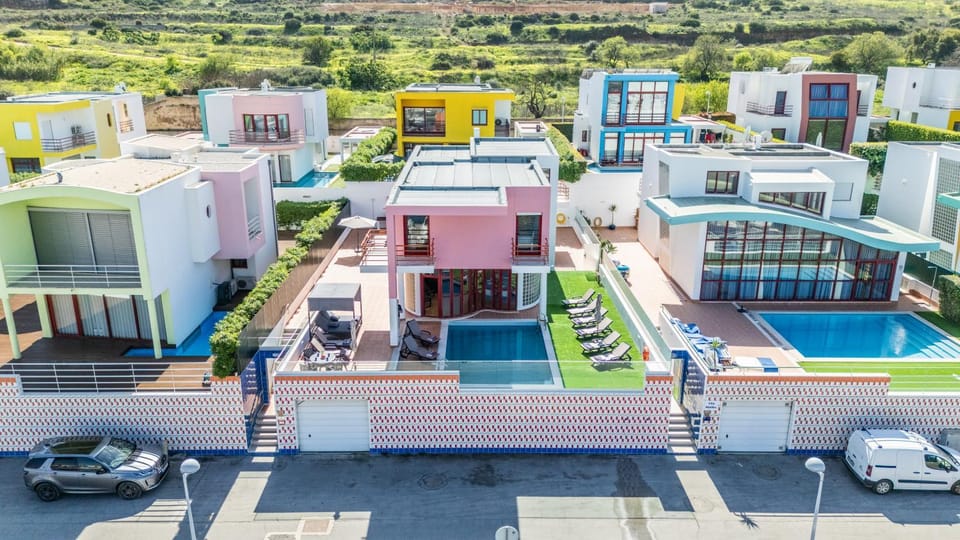 Property building, Bird's eye view, Pool view, Swimming pool, Location, Parking