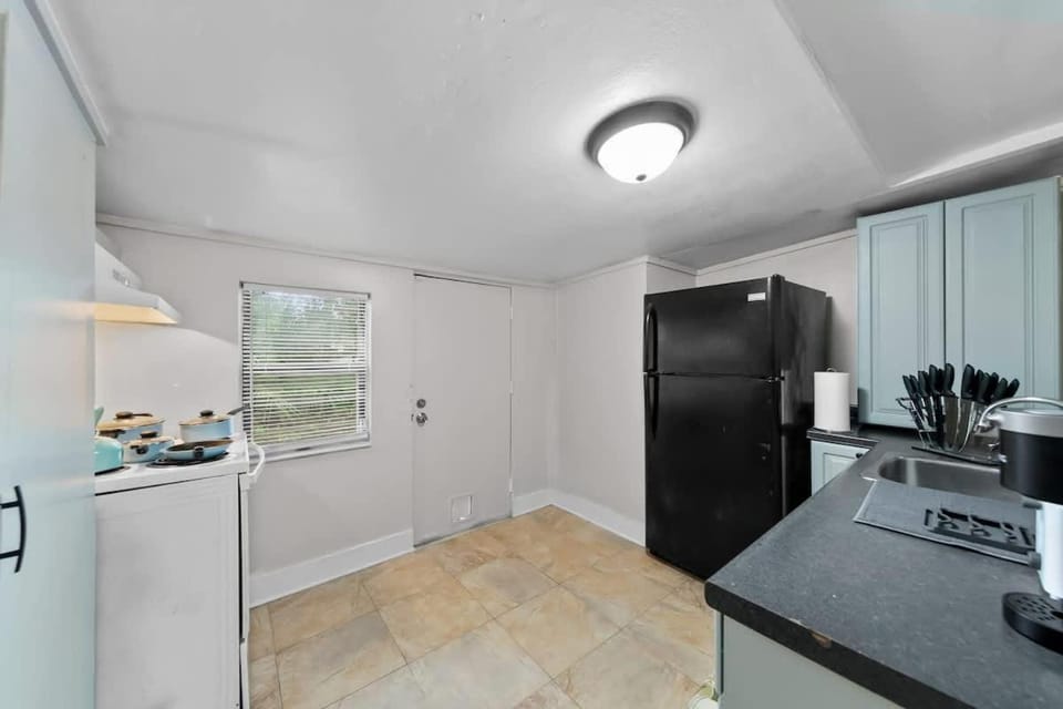 The Cozy Deal Washer and Dryer Central Budget Friendly House in Jacksonville