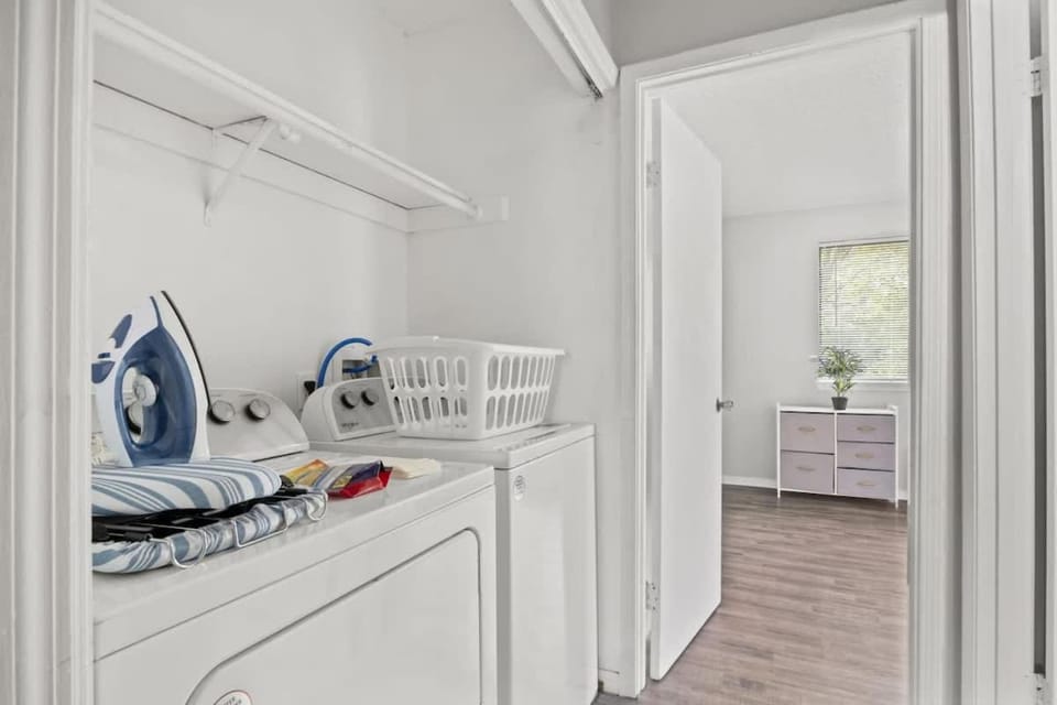 EconoChic Hideaway 2bd 2ba Family Friendly Washer and Dryer House in Jacksonville