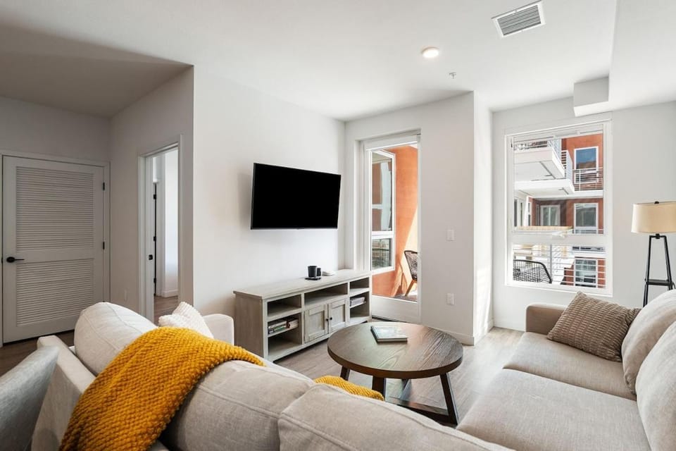 Bright 1BR with Pool View in Prime Location Apartment in Santa Monica