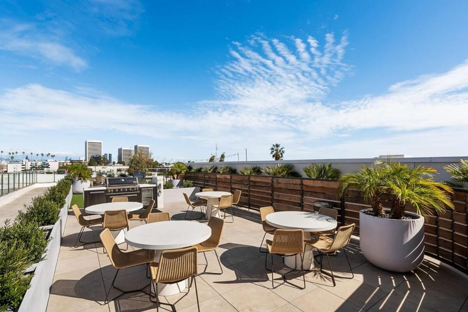 Bright 1BR with Pool View in Prime Location Apartment in Santa Monica