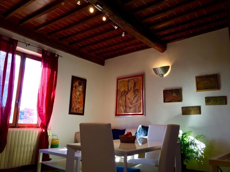 Communal lounge/ TV room, Living room, City view