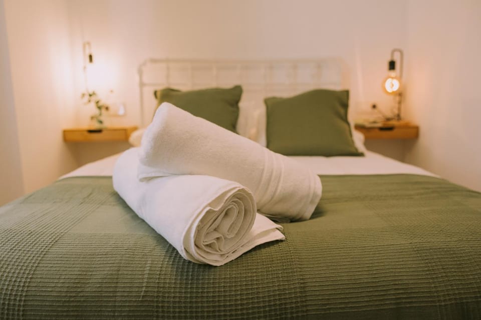 Bed, Bedroom, towels