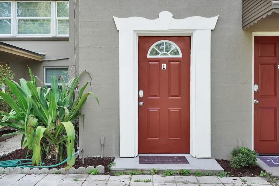 Smart Saver Townhouse Family Friendly Close to NAS Jax Long-Term Washer and Dryer House in Jacksonville