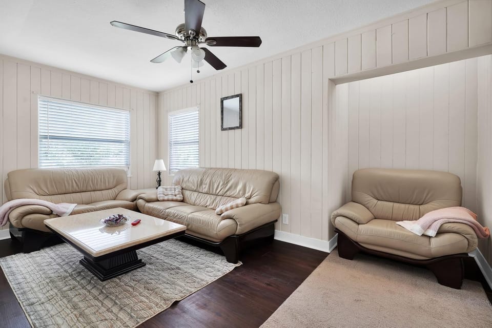 Heart of the City Townhouse 3 Queen Beds Family Friendly Close to NAS JAX Laundry Apartment in Jacksonville
