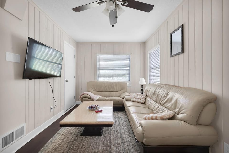 Heart of the City Townhouse 3 Queen Beds Family Friendly Close to NAS JAX Laundry Apartment in Jacksonville