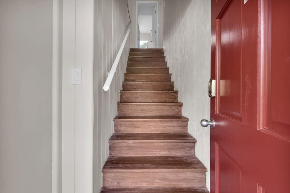 Heart of the City Townhouse 3 Queen Beds Family Friendly Close to NAS JAX Laundry Apartment in Jacksonville