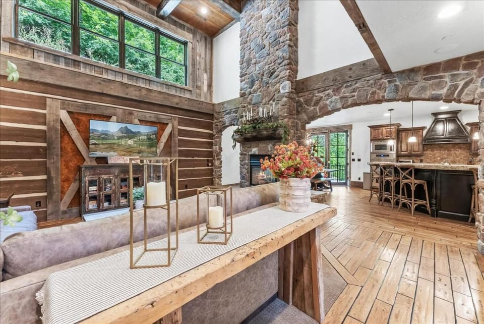 Hidden Mountain Luxury Lodge, Close to ski runs, Hot Tub , Theater House in Sundance