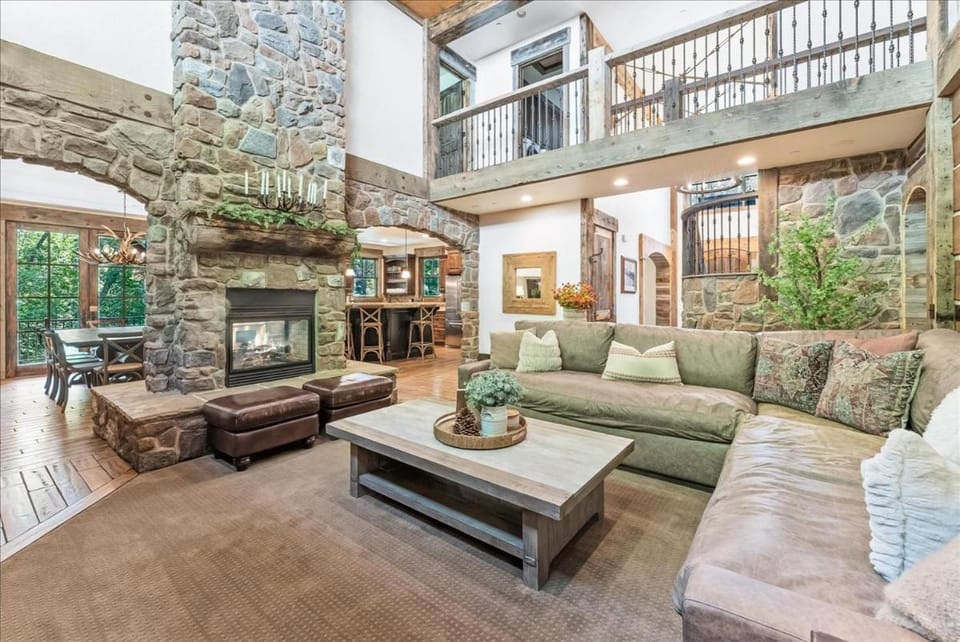 Hidden Mountain Luxury Lodge, Close to ski runs, Hot Tub , Theater House in Sundance