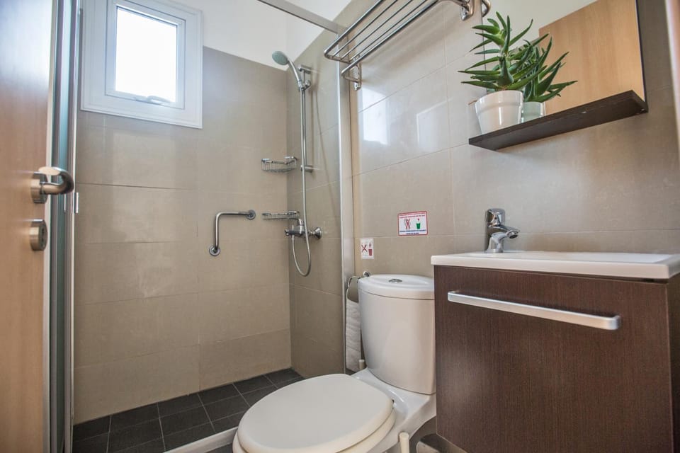 Shower, Toilet