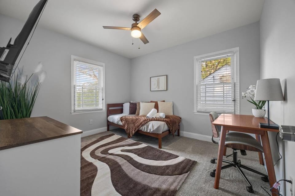 Bed, TV and multimedia, Photo of the whole room, Seating area, Bedroom