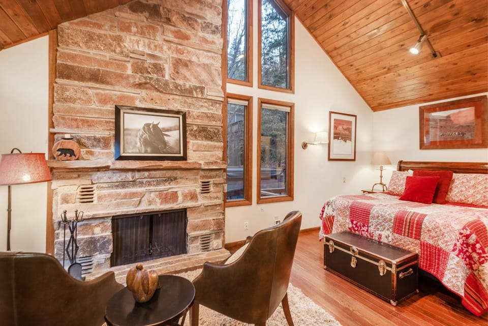 Hillside Hideaway - Hot Tub, Sauna, Kids loft House in Sundance