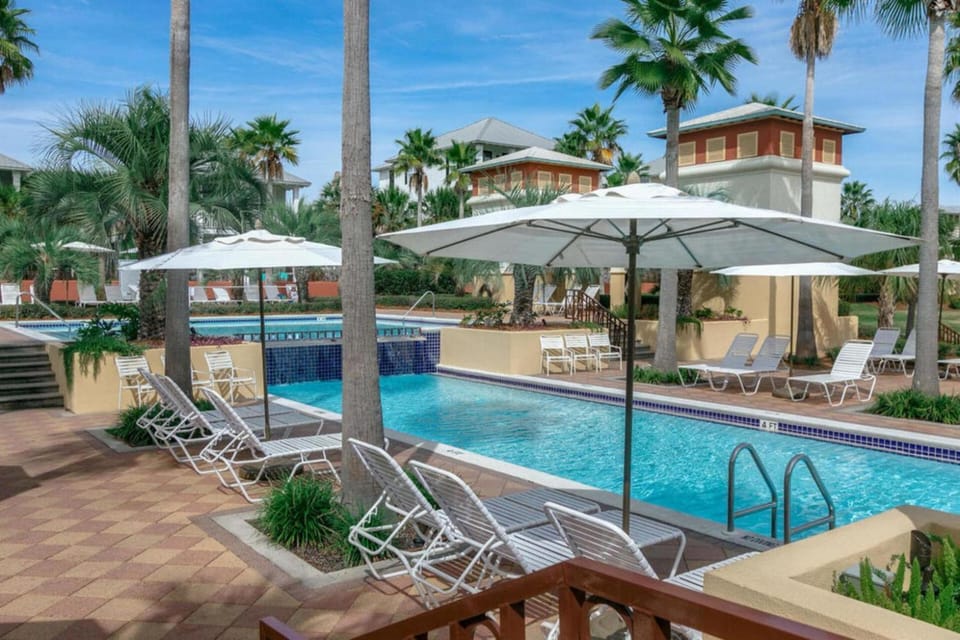 Day, Natural landscape, Garden, Seating area, Area and facilities, Swimming pool