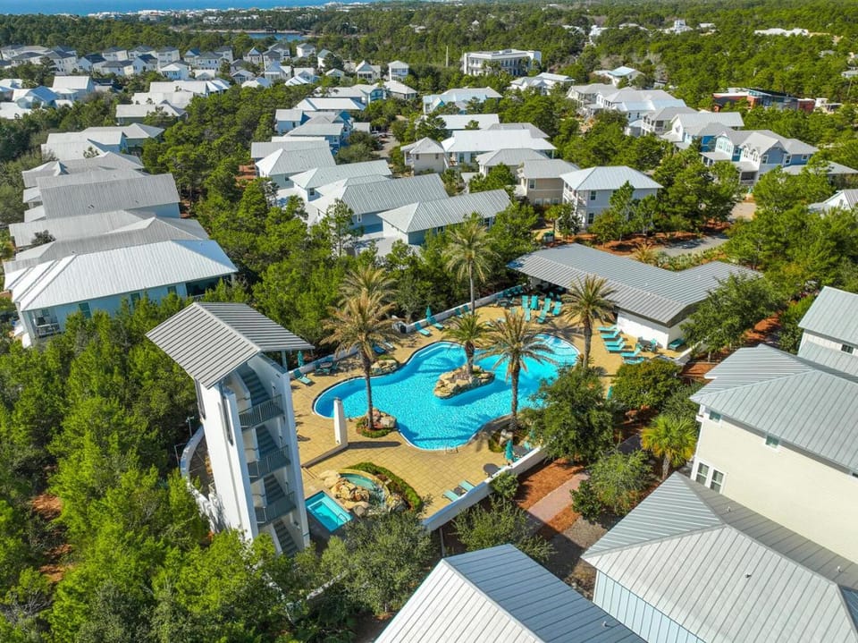 Property building, Day, Neighbourhood, Natural landscape, Bird's eye view, Garden, Swimming pool