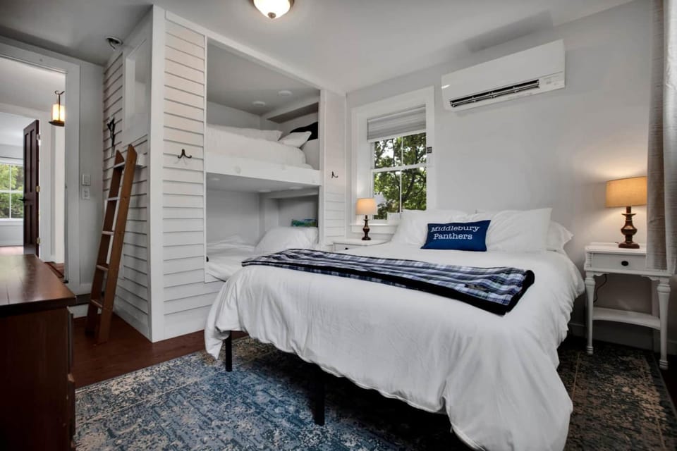 Purple Door Cottage in the heart of Middlebury! House in Middlebury