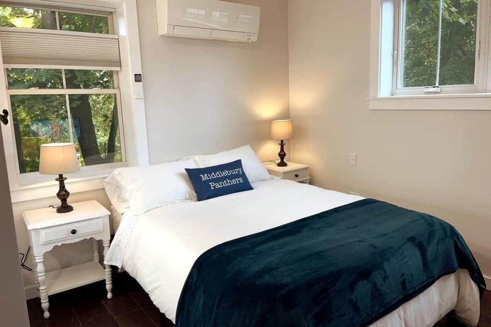 Purple Door Cottage in the heart of Middlebury! House in Middlebury