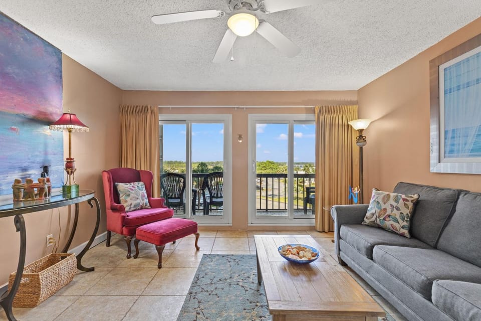 A-110, Pinnacle Port Apartment in Sunnyside