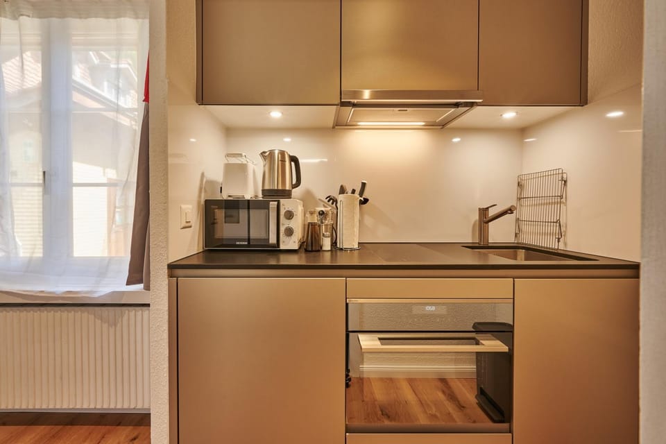 Coffee/tea facilities, Kitchen or kitchenette, oven, stove, toaster