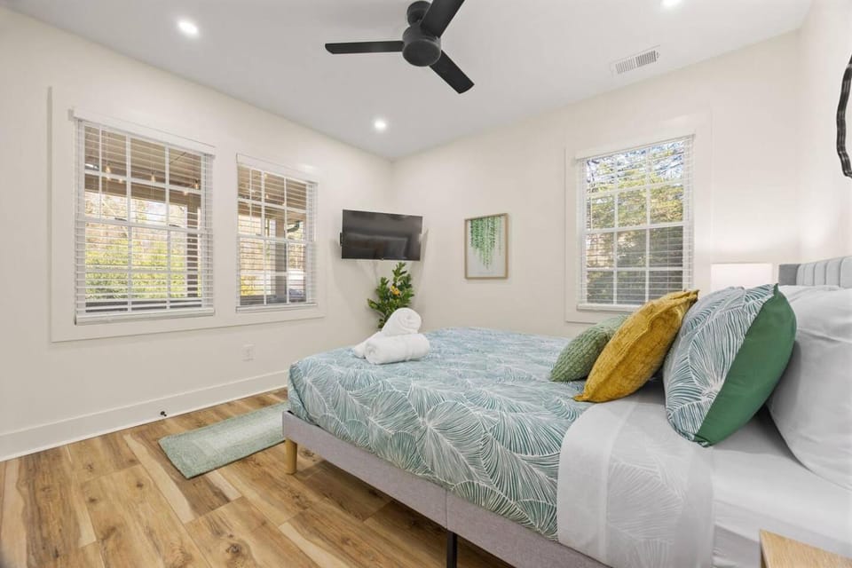 Bed, TV and multimedia, Photo of the whole room, Bedroom