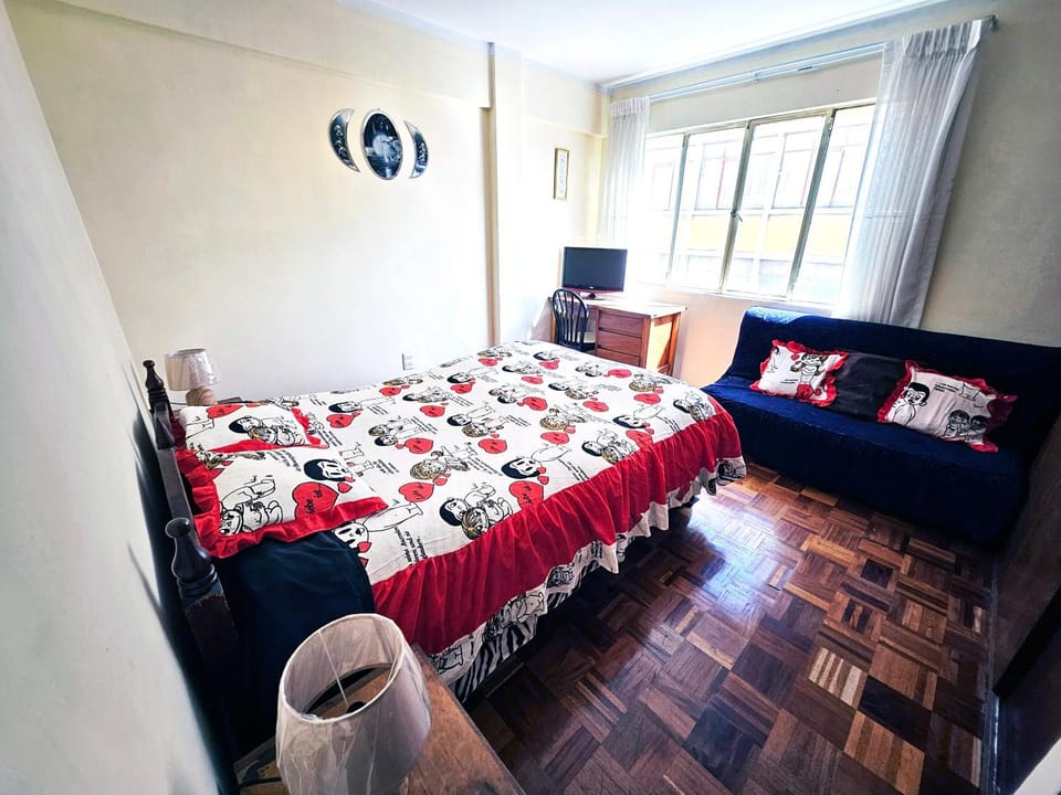 Bed, Photo of the whole room, Seating area, Bedroom, Mountain view, Street view, towels