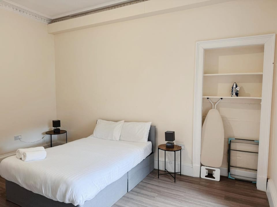 Bed, towels