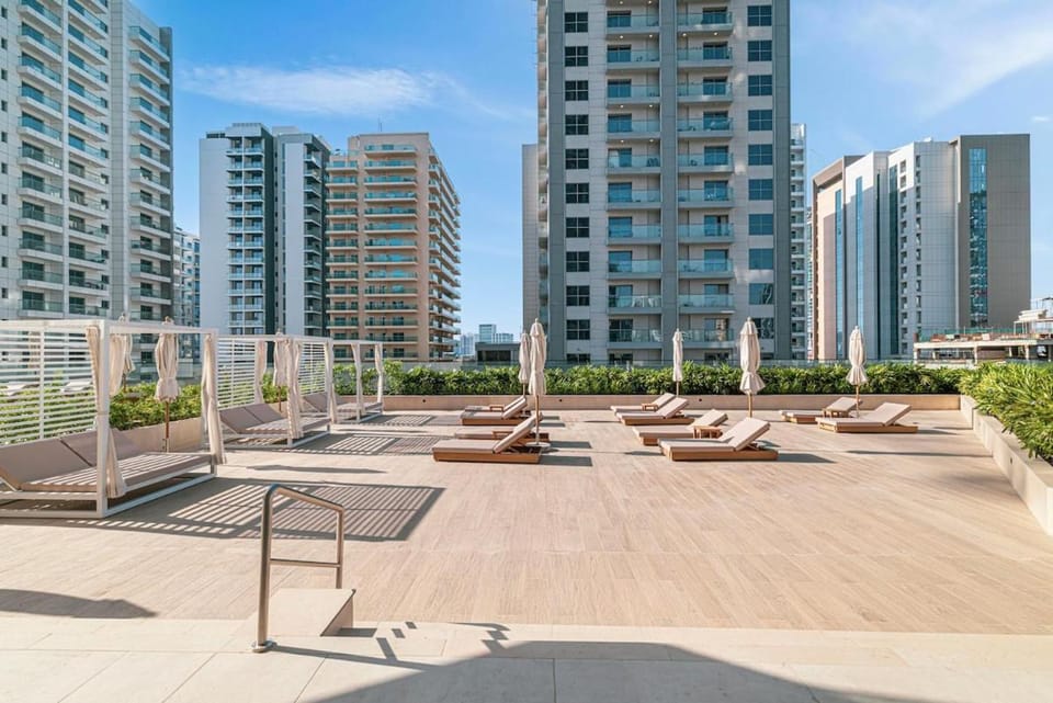Luxury Apt w Balcony Pool & Skyline Views Apartment in Dubai