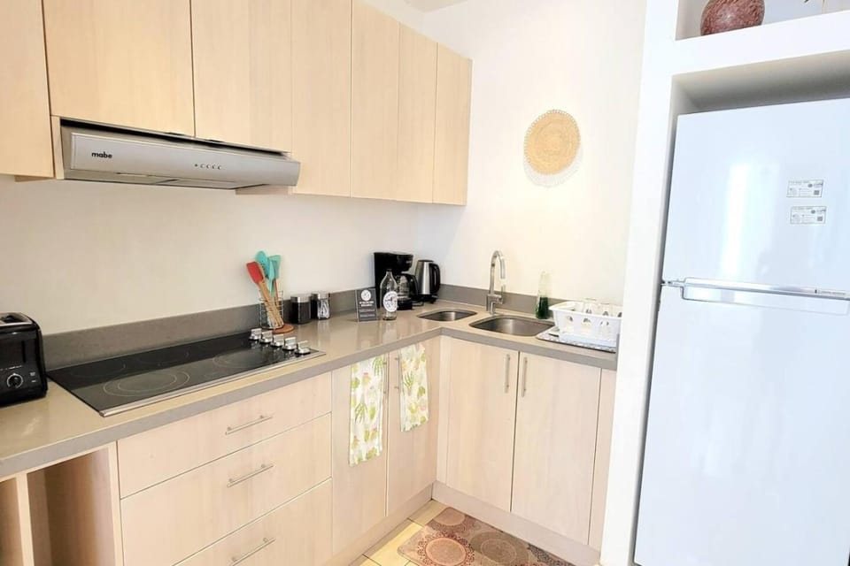VVII42 Bright Tama 2BR Condo Walk to Beach and Pool House in Tamarindo