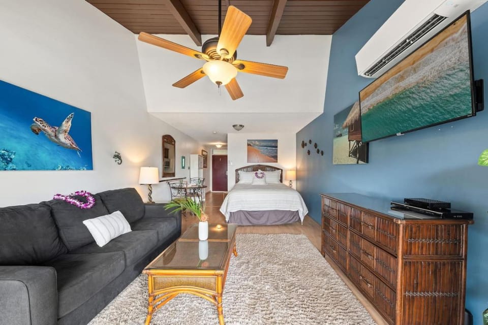 Communal lounge/ TV room, Bed, TV and multimedia, Living room, Photo of the whole room, Seating area, Evening entertainment, Bedroom