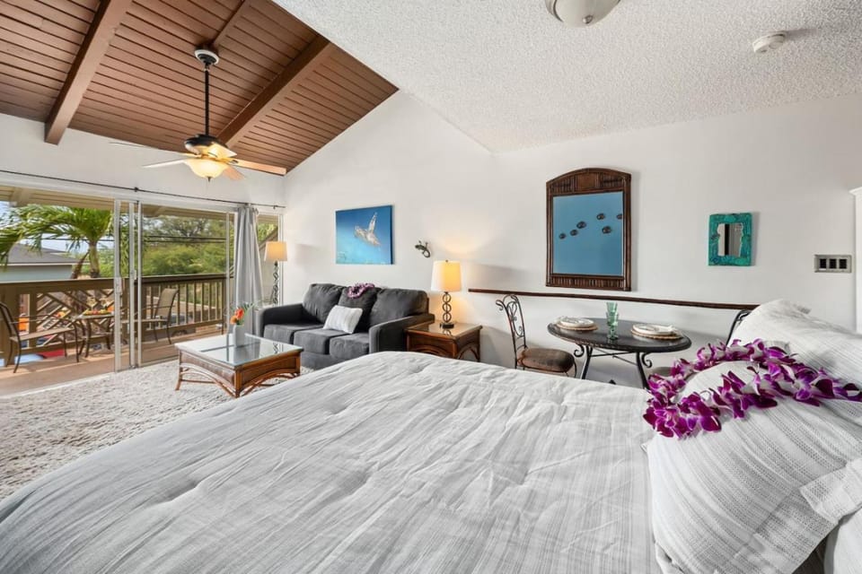 Bed, Living room, Photo of the whole room, Seating area, Bedroom