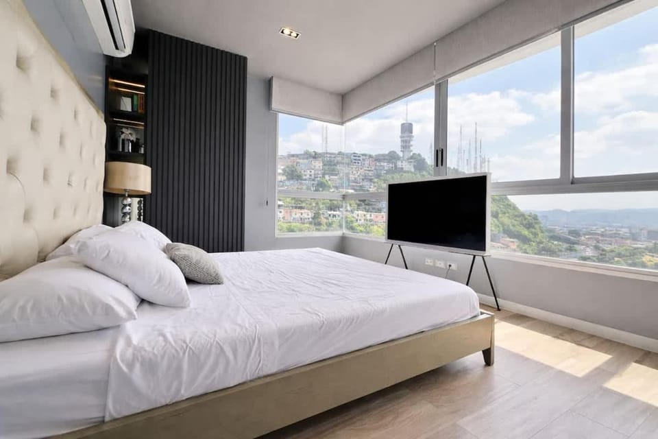 Stylish Loft with Balcony and City Views with Parking Apartment in Guayaquil