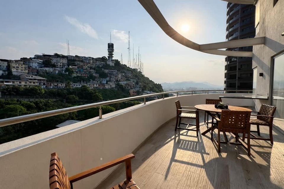 Stylish Loft with Balcony and City Views with Parking Apartment in Guayaquil