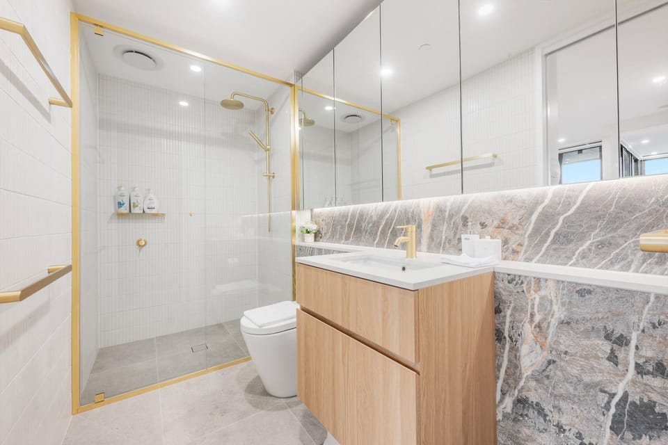 Shower, Toilet, Bathroom, towels